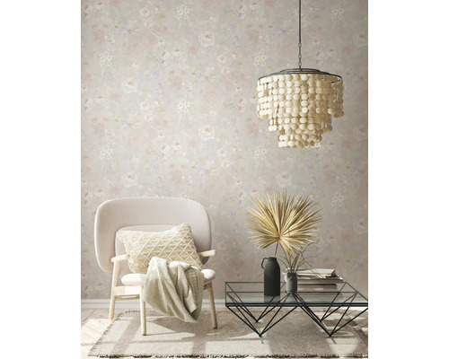 Salon avec papier peint floral, fauteuil, table basse et suspension