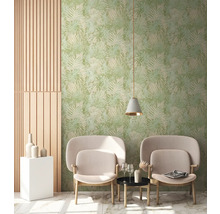 Pièce lumineuse avec papier peint à motifs de feuilles, deux chaises, une petite table et une suspension