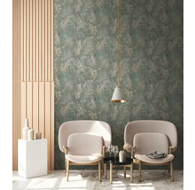 Salon avec papier peint à motifs floraux, deux fauteuils, table d''appoint et suspension