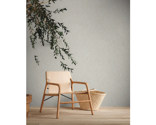 Pièce lumineuse avec siège, panier et décoration