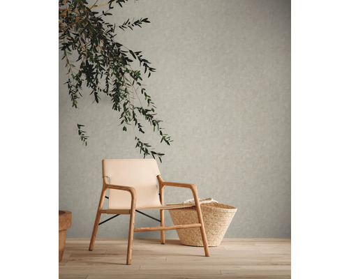 Pièce lumineuse avec chaise, panier et mur à motifs