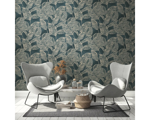 Wohnzimmer mit Blattmuster-Tapete, zwei Sesseln, Tisch und Dekoration für eine helle und organisierte Atmosphäre.