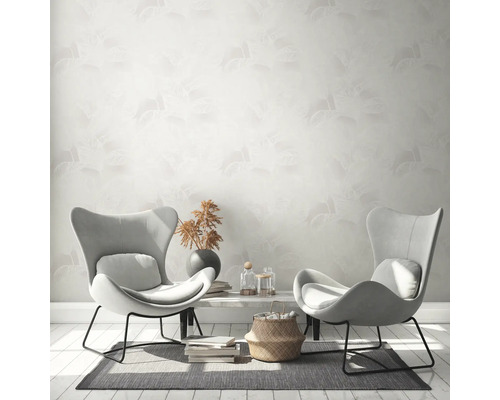 Wohnzimmer mit zwei Sesseln, Tisch und gemusterter Tapete