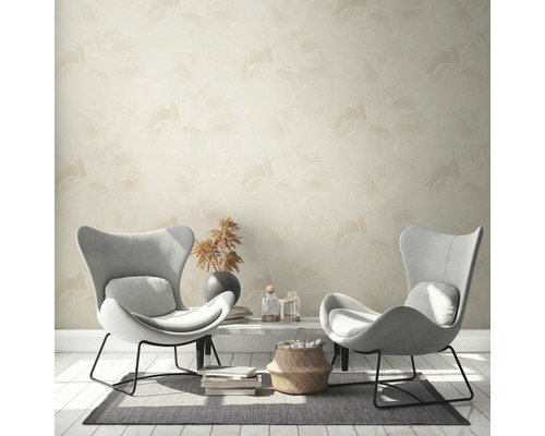 Wohnzimmer mit zwei Sesseln, Tisch und gemusterter Tapete für ein helles, organisiertes Ambiente.