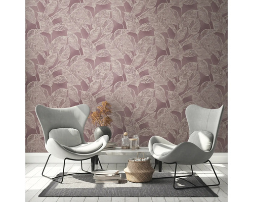 Wohnzimmer mit Blattmuster-Tapete, zwei Sesseln und Dekorationen für eine helle, organisierte Atmosphäre.