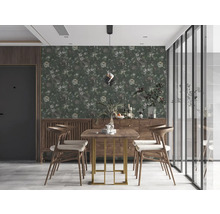 Salle à manger avec papier peint floral, table et chaises en bois