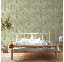 Chambre avec lit devant un papier peint à feuilles vertes