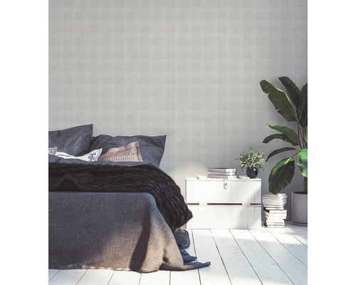 Schlafzimmer mit Bett, Nachttisch und Zimmerpflanzen für eine helle und organisierte Atmosphäre.