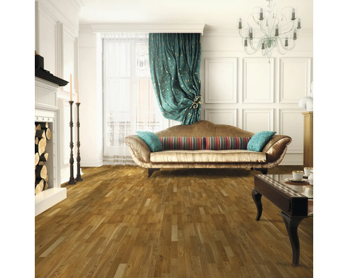 Wohnzimmer mit Parkettboden, Sofa, Kamin und Vorhang