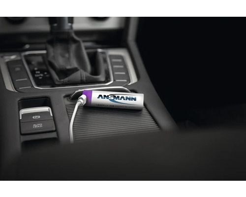 Logo Ansmann. Batterie lithium-ion 18650 avec câble de charge dans la voiture.