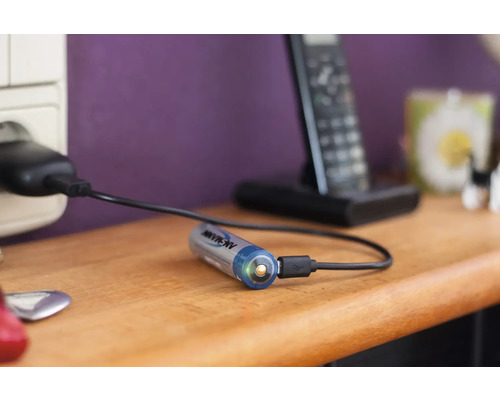 Accumulateur en charge avec un câble USB