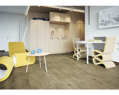 Wohnraum mit Holzboden, Küchenzeile und Essbereich.