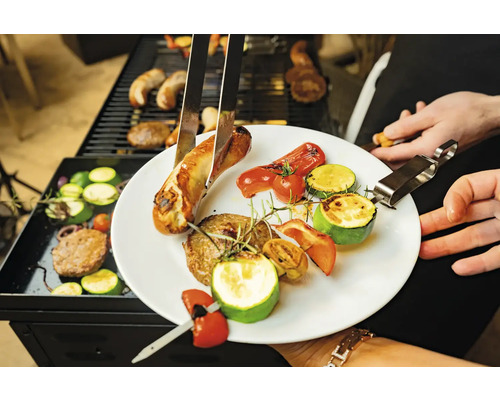 Assiette de grillades avec saucisse, viande et légumes préparés sur le grill