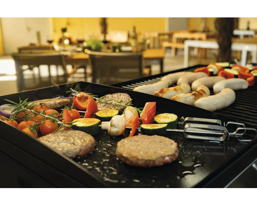 Grill mit Würstchen, Burger und Gemüse auf Grillplatte