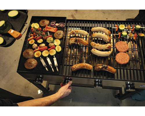 Grill mit Würstchen, Burgern und Gemüse
