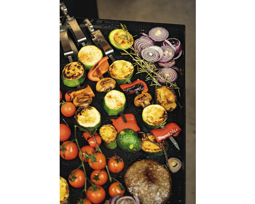 Gemüse und Fleisch auf einem Grill