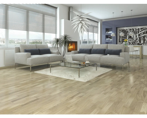 Heller Wohnraum mit Holzboden, Sofas, Couchtisch und Fenster