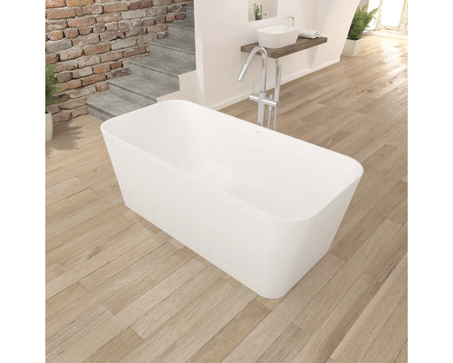 Freistehende Badewanne im Badezimmer mit Holzboden und Waschbecken