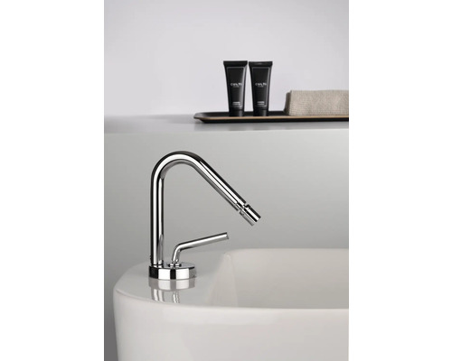 Bidetarmatur aus Metall auf einem Waschbecken