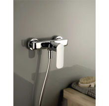 Aufputz Duscharmatur mit Brauseschlauch an der Wand montiert