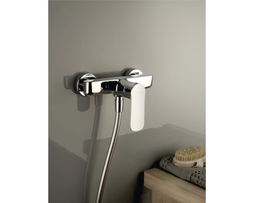 Aufputz Duscharmatur mit Brauseschlauch an der Wand montiert