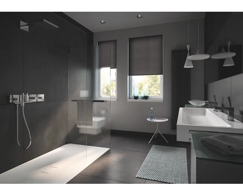 Salle de bain moderne avec douche, lavabo et store enrouleur