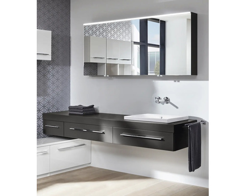 Salle de bains moderne avec lavabo, armoire de toilette et serviettes