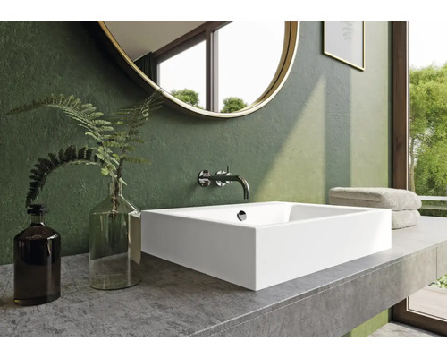 Salle de bains moderne avec lavabo à poser, miroir et robinetterie