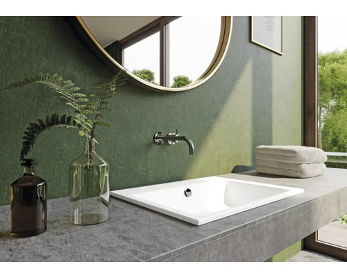 Modernes Badezimmer mit eingelassenem Waschbecken, Armatur, Spiegel und Dekoration