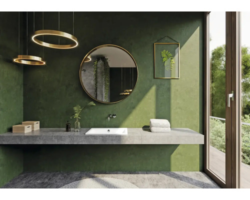 Helles Badezimmer mit Waschbecken, Spiegel, Dekoration und Fenster