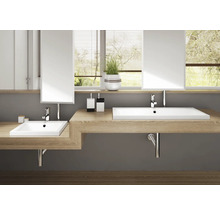 Modernes Badezimmer mit zwei Waschbecken, Spiegeln und Holzablagen