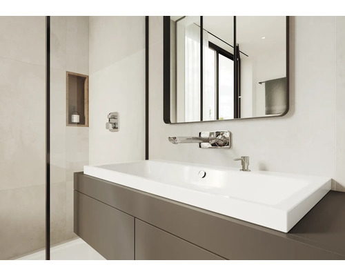 Salle de bains moderne avec lavabo, miroir et robinetterie