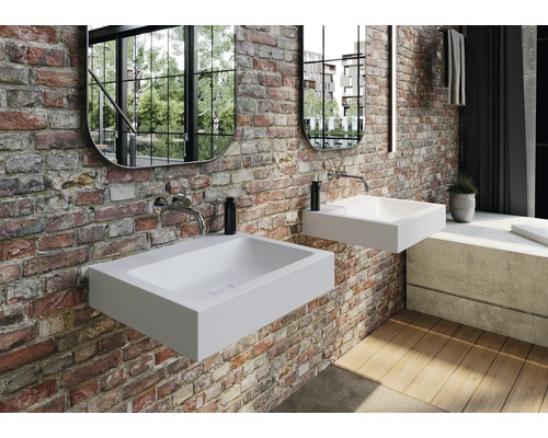 Badezimmer mit zwei weißen Aufsatzwaschbecken an einer Backsteinwand mit Spiegeln