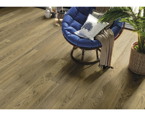 Innenraum mit Holzboden und blauem Sessel