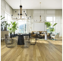 Helles Wohnzimmer mit Esstisch, Sofa, Zimmerpflanzen und zwei Leuchtern