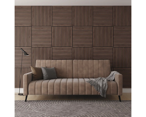 Salon avec canapé, coussins, plaid, lampe, tapis et panneaux muraux