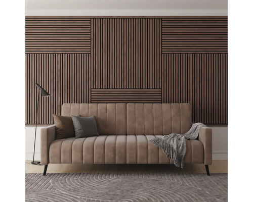 Salon avec canapé, coussins, plaid, lampe et mur en lambris