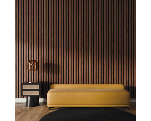 Intérieur avec mur en lambris, table d''appoint, lampe, canapé et tapis