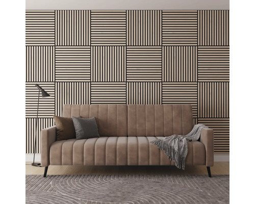 Salon avec mur en lambris, canapé et lampadaire