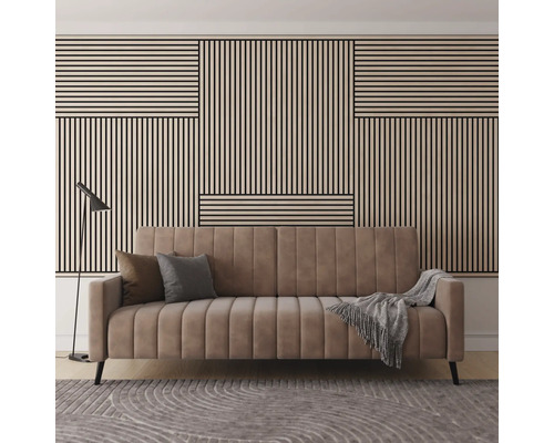 Salon avec panneaux muraux, canapé, coussins, couverture, tapis et lampadaire.