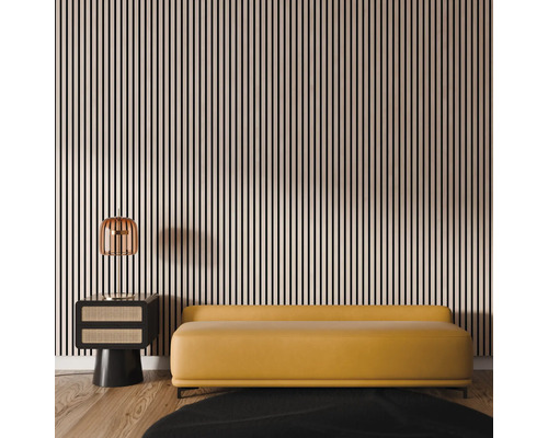 Salon avec mur en lamelles, canapé, table d''appoint et lampe pour un intérieur moderne