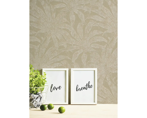 Papier peint à motif de plantes, images encadrées et décoration sur une table