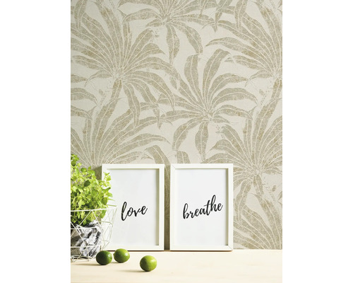 Tapete mit Palmenmuster im Wohnraum