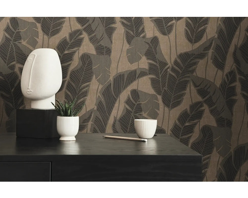 Arrangement décoratif avec papier peint, sculpture, plante, crayon et bol sur une commode