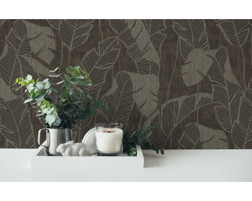 Papier peint décoratif avec motif végétal et arrangement de bougie, plante et figurine décorative sur une table