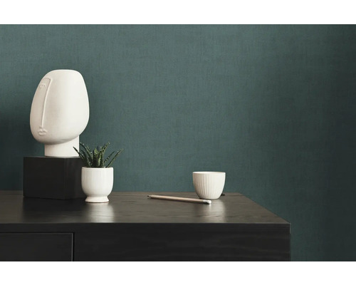 Scène décorative avec une sculpture abstraite, une plante succulente et un crayon sur une commode.