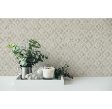 Papier peint décoratif à motif géométrique dans un intérieur avec bougie et plante.