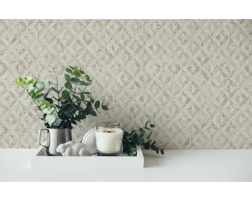 Papier peint décoratif à motif géométrique dans un intérieur avec bougie et plante.
