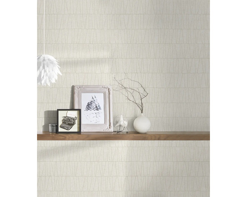 Scène avec papier peint à motifs, étagère et objets décoratifs