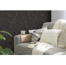 Coin salon confortable avec canapé, coussins, couverture et une tasse sur un plateau en bois